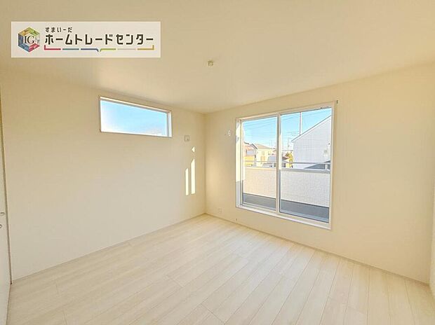 【リビング以外の居室】日当りの良さは写真でも充分に伝わるかと思いますが、開放感のある周囲にめぐまれたおかげで、風通しもとても良くなっております。ぜひ現地を見ていただき体感していただきたいポイントです。