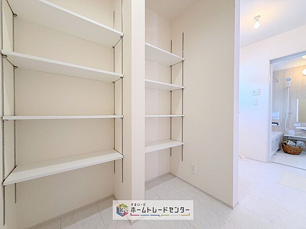 【【リネン庫】】タオル類や着替えなどを収納しておけば、お風呂上りもスムーズに着替えることができます。乾燥機から収納場所までの動線も短く、毎日嬉しいを実感できます♪