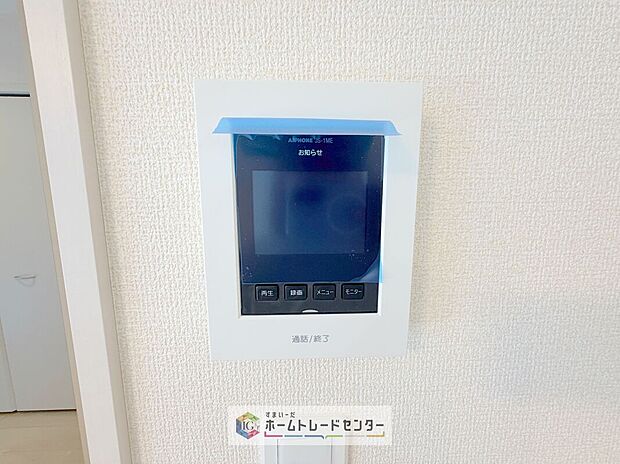 【【TVモニター付きインターホン】】録画機能もあり、どのような人が何時に来訪されたのかが分かります。防犯上はもちろん、お届け物などの把握にも便利です。ライトが付いているので、夜間でも安心です。