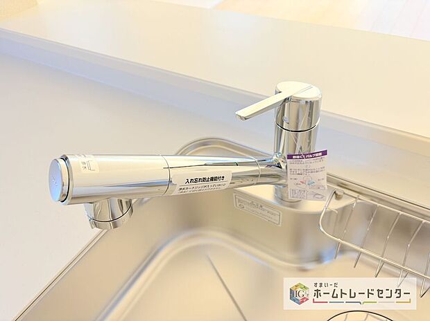【【浄水器】】浄水カートリッジ内蔵で場所を取らずに見た目もスッキリ。ノズルはシャワーヘッドになっておりお掃除も楽々です。