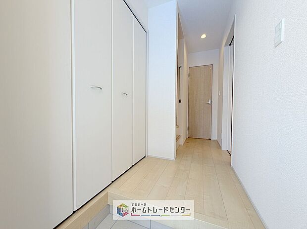 【玄関】玄関に備え付けのシューズボックス。大容量の収納力でご家族の履物もすっきり収納できます♪片付けが楽になる豊富な収納は、日々のストレス軽減にもつながります。