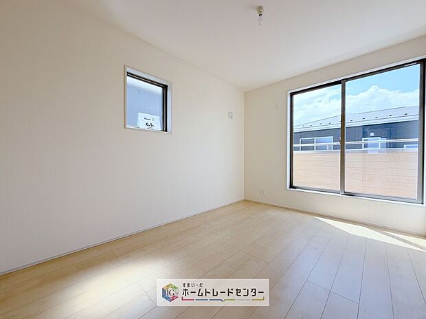 【洋室】2階洋室です。このお部屋と隣室どちらからでもバルコニーは出入り可能です。バルコニーに面したお部屋を主寝室にしたのはいいけれど、お休みになってる方がいてお洗濯ものを干しに行けない、なんてことはありません