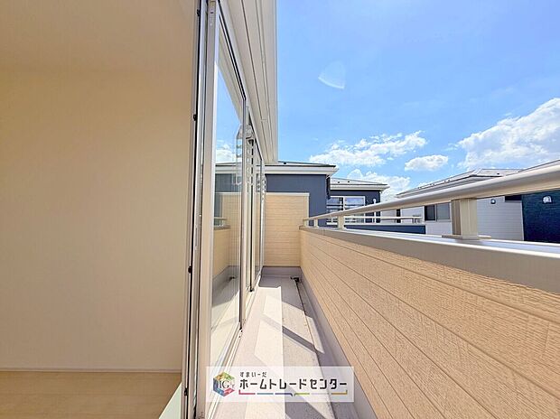 【バルコニー】南面に面したバルコニーはもちろん日当たり良好です。お洗濯物を干していただく際にも楽にできるように奥行きを広くお取りいたしました。明るく、暖かなゆとりあるスペースで快適に家事を行っていただけます。