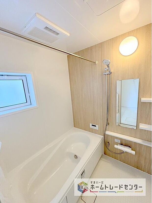 【【浴室】】一坪タイプのユニットバスは、足をしっかりと延ばして一日の疲れを癒すことが可能です。浴室暖房乾燥機も完備しておりますので、カビの心配が無いのはもちろん、雨の日のお洗濯物はお風呂で乾かせます。