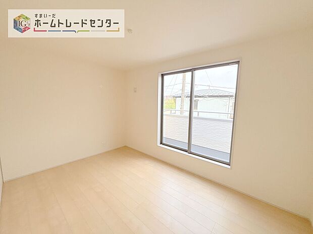 【洋室】日当りの良さは写真でも充分に伝わるかと思いますが、開放感のある周囲にめぐまれたおかげで、風通しもとても良くなっております。ぜひ現地を見ていただき体感していただきたいポイントです。