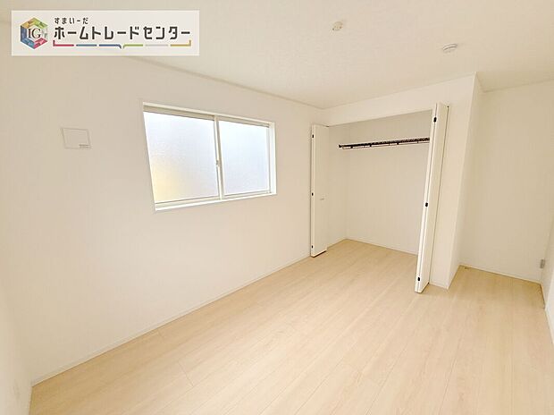 【洋室】各居室に収納を完備しております。収納が豊富な住宅は居室空間がしっかりと使えるので暮らしやすさが断然に上がります。荷物をを気にすることなく家具の配置をお好み通りにできるのも大きな魅力です。
