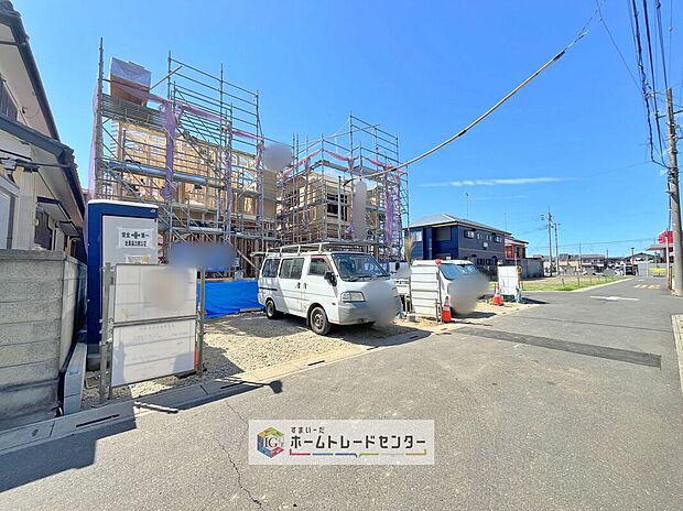 【前面道路含む現地写真】完成してからは見ることのできない、施工方法や構造をしっかりとご確認いただけるのが、建築中の住宅の大きなメリットです。専門知識を持ったスタッフがご説明させていただきます。お気軽にお問い合わせください。

