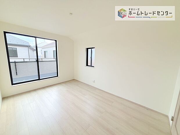 【洋室】2面採光の洋室です。窓からの眺望もよくなり視界が広いので、部屋にいても飽きません、そしてもちろん大切なのは明るさと風通し、明るい日差しと心地よい風で自分のお部屋でくつろげる贅沢をご提供します。
