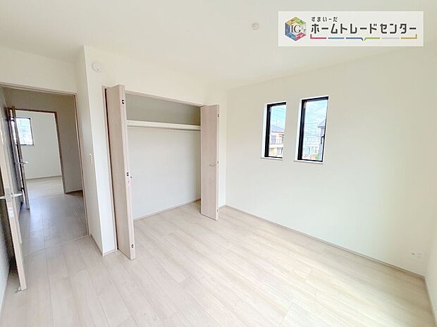 【洋室】収納を完備している居室です。収納が豊富な住宅は居室空間がしっかりと使えるので暮らしやすさが断然に上がります。荷物をを気にすることなく家具の配置をお好み通りにできるのも大きな魅力です。