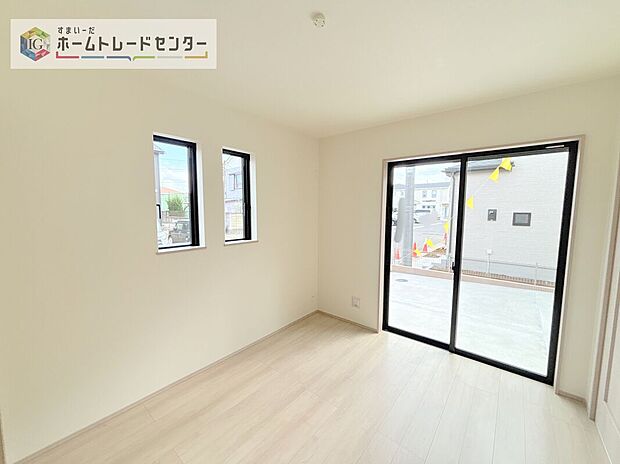 【洋室】リビング隣接の洋室は、その機能を発揮できるようしっかりとした広さをお取りいたしました。普段は開放スペース、お子様の遊び場、お客様がいらしたとき、ご両親様がお泊りに来た時など、色々と使い道がございます。