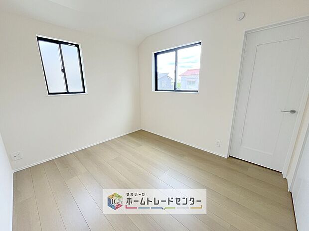 【洋室】2面採光の洋室です。窓からの眺望もよくなり視界が広いので、部屋にいても飽きません、そしてもちろん大切なのは明るさと風通し、明るい日差しと心地よい風で自分のお部屋でくつろげる贅沢をご提供します。
