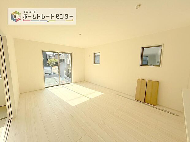 【リビング】リビングにはこだわって開口部を可能な限り多く設けました。日当たり、風通しを良くするのはもちろんですが、やはり人が集まる場所ですので、開放感が必要な場所だと思います。広々としたリビングをお楽しみください