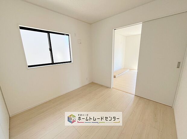 【洋室】リビング隣接の洋室は、リビングと一体利用も可能で、開放感のある広々空間に。ライフスタイルと合わせて使い分けできるのが魅力です。
