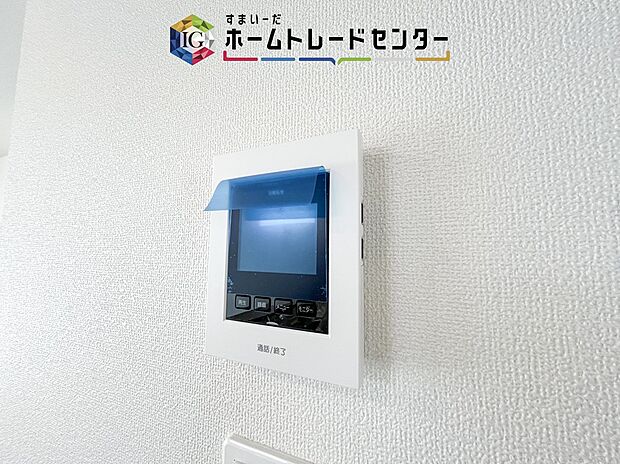 【【TVモニター付きインターホン】】録画機能もあり、どのような人が何時に来訪されたのかが分かります。防犯上はもちろん、お届け物などの把握にも便利です。ライトが付いているので、夜間でも安心です。