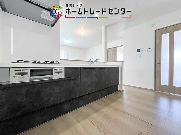 【キッチン】人気の対面式キッチン☆お食事の準備をしながらでもご家族とのコミュニケーションを楽しめます♪スライドタイプの収納を採用してますので、奥までしっかりと収納空間を利用できます。取り出しも簡単に♪