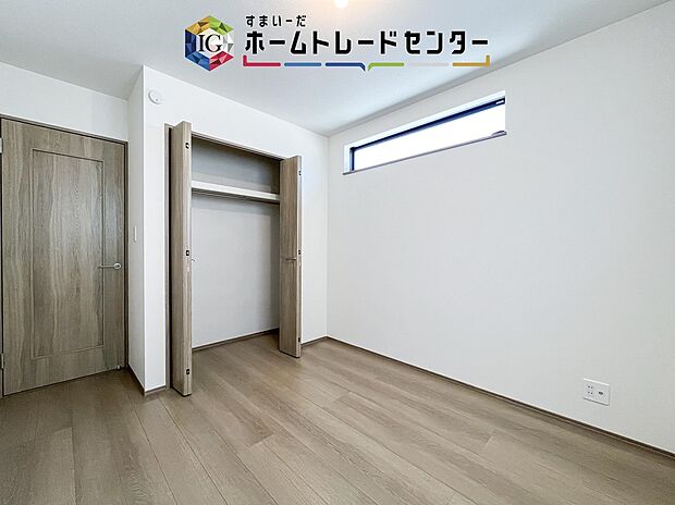 【洋室】各居室に収納を完備しております。収納が豊富な住宅は居室空間がしっかりと使えるので暮らしやすさが断然に上がります。荷物をを気にすることなく家具の配置をお好み通りにできるのも大きな魅力です。