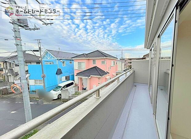 【バルコニー】南面に面したバルコニーはもちろん日当たり良好です。お洗濯物を干していただく際にも楽にできるように奥行きを広くお取りいたしました。明るく、暖かなゆとりあるスペースで快適に家事を行っていただけます。