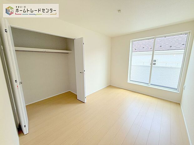 【洋室】各居室に収納を完備しております。収納が豊富な住宅は居室空間がしっかりと使えるので暮らしやすさが断然に上がります。荷物をを気にすることなく家具の配置をお好み通りにできるのも大きな魅力です。
