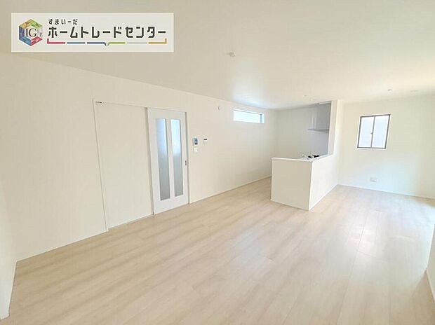 【リビング】キッチンから見て、横長のリビングはご来客時に、キッチンはもちろんダイニングスペースを視界に入れない配置が可能です。生活感をお客様に見せたくない方などにも喜ばれています。家具の配置もしやすいのも良いです