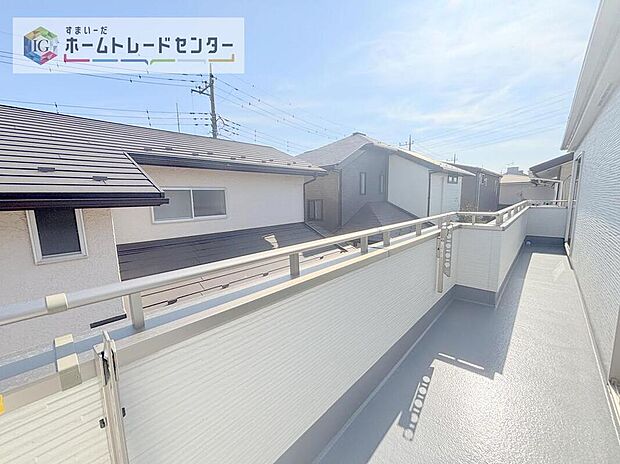 【バルコニー】南面に面したバルコニーはもちろん日当たり良好です。お洗濯物を干していただく際にも楽にできるように奥行きを広くお取りいたしました。明るく、暖かなゆとりあるスペースで快適に家事を行っていただけます。