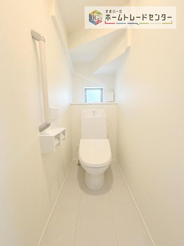 【【トイレ】】暖房機能の付いた便座は冬の寒い日にはあって良かったと本当に思います。もちろん快適で清潔なシャワー機能は標準で備えています。スペースも広くとっているので普段のお掃除もしやすいトイレスペースです。