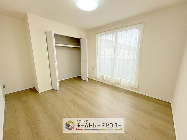 【リビング以外の居室】各居室に収納を完備しております。収納が豊富な住宅は居室空間がしっかりと使えるので暮らしやすさが断然に上がります。荷物を気にすることなく家具の配置をお好み通りにできるのも大きな魅力です。