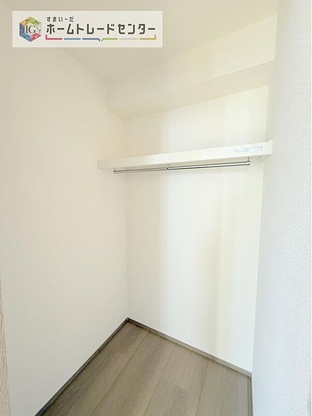 【【ウォークインクローゼット】】お子様との思い出もたっぷりしまえるウォークインクローゼット。衣類だけでなく、鞄などの小物からスーツケースやレジャー用品などの大きな物までたっぷり収納出来ます。