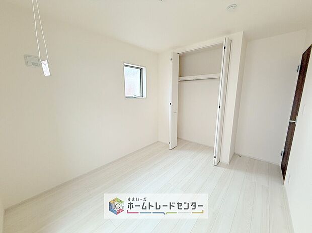 【洋室】各居室に収納を完備しております。収納が豊富な住宅は居室空間がしっかりと使えるので暮らしやすさが断然に上がります。荷物をを気にすることなく家具の配置をお好み通りにできるのも大きな魅力です。
