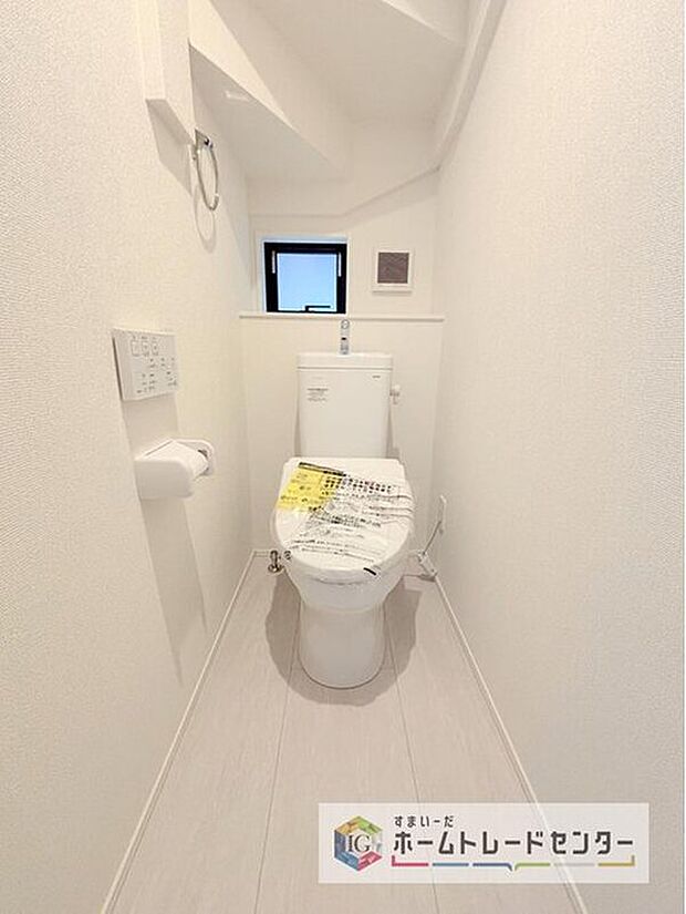 【【トイレ】】暖房機能の付いた便座は冬の寒い日にはあって良かったと本当に思います。もちろん快適で清潔なシャワー機能は標準で備えています。スペースも広くとっているので普段のお掃除もしやすいトイレスペースです。