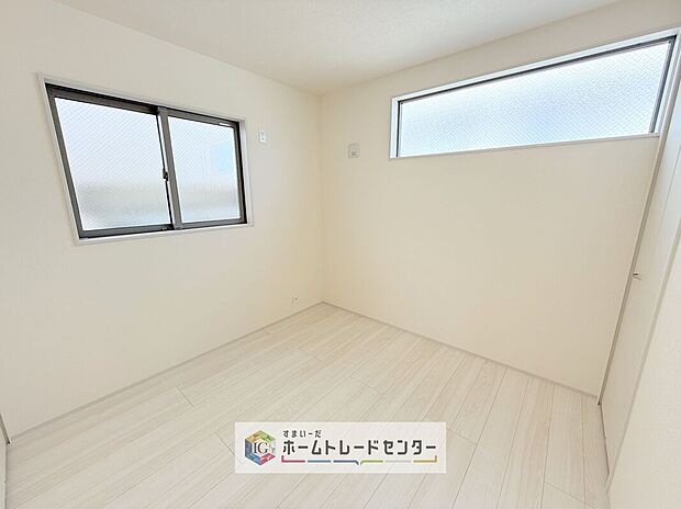 【洋室】この物件の中では唯一北側の少し暗めのお部屋です。あえて暗めと書きましたが、こちらも充分に採光は取れており、天気の悪い日でも電気が必要となるようなことはありません、むしろ熱くなりすぎず勉強がはかどるかも