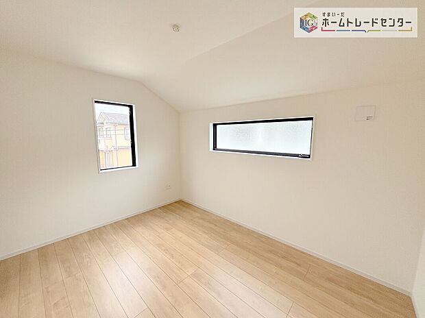 【洋室】全居室2面採光です。光を取り入れやすのはもちろんですが、建物全体の窓の数も増えておりますので、換気性能に優れた物件です。窓を開ければ家中を気持ちの良い風が通り抜けます。
