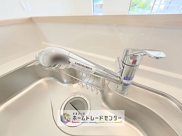 【【浄水器】】浄水カートリッジ内蔵で場所を取らずに見た目もスッキリ。ノズルはシャワーヘッドになっておりお掃除も楽々です。