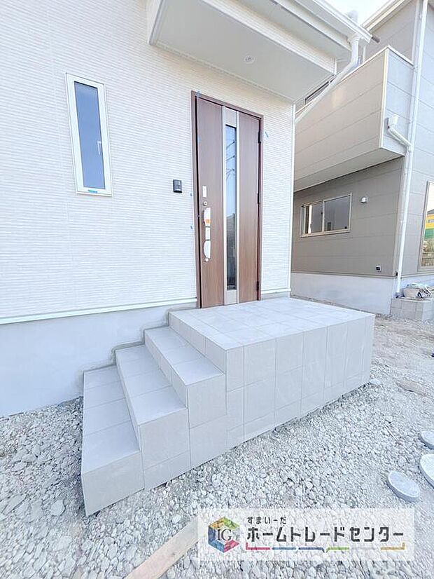 【玄関】駐車場横のアプローチを上がると、木目調の高級感のある玄関ドアがございます。玄関を開けると広々とした空間と収納も目の前に!玄関が広い家は入った瞬間から気持ちが良いです。ぜひご自身で確かめて見て下さい。