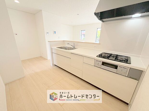 【キッチン】キッチンスペースは家族で作業が出来るよう広めにとりました。みんなで楽しくお料理をすれば、より美味しい食事が創れそうです。そしてお料理好きなお子様が育つかも、もちろん片付けもみんなでできます。