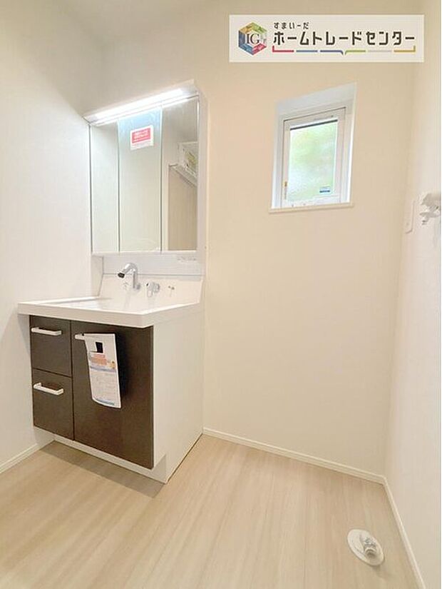 【【洗面台・洗面所】】合わせ鏡が可能な3面鏡です。朝の忙しい時間でもの身だしなみのチェックもここだけで完結できます。もちろん鏡の後ろは充分な収納力を持った収納となっており、視界に入る部分はスッキリと片付きます。