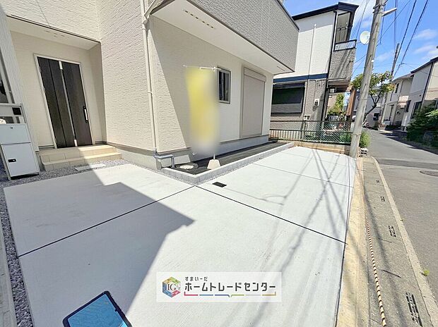 【【カースペース2台】】カースペースが2台分ございますので、家族分の自転車を駐輪したり、急な来客用の駐車スペースとしてもお使いいただけます。
