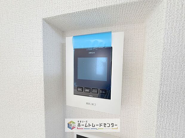【【TVモニター付きインターホン】】録画機能もあり、どのような人が何時に来訪されたのかが分かります。防犯上はもちろん、お届け物などの把握にも便利です。ライトが付いているので、夜間でも安心です。