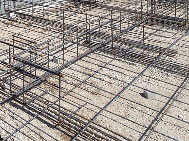 【【安心を支える「鉄筋入りコンクリートベタ基礎」】】耐震性を発揮する鉄筋入りスラブー体基礎を採用。 地面から基礎上端までの高さを400mm以上確保。 地面からの湿気を防ぎ、不等沈下や地震時のねじれを防ぐ効果があり、白蟻に対する予防策としても有効です。