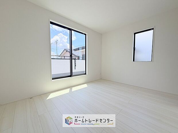 【洋室】主寝室は9帖、お子様がまだ小さいご家庭なら２階のお部屋はここだけでいいかもしれません、もちろんウォークインクローゼットがついておりますので、荷物に悩まされることなく、好きに家具の配置ができます
