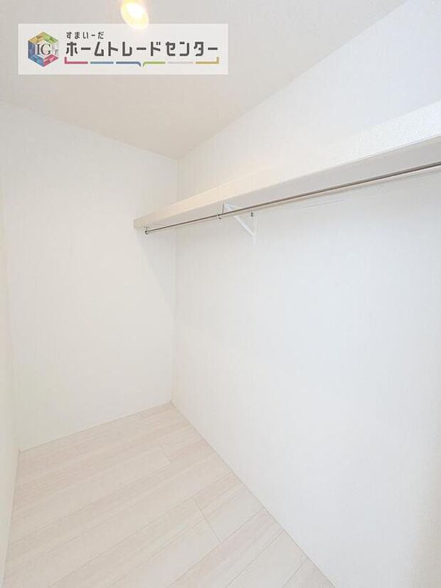 【収納】大容量のウォークインクローゼットです。どなた様でも収納に頭を悩ませたことがあるかと思います。ウォークインクローゼットがございますと一気に解決いたしますし、お部屋を最大限の空間ですっきりお使い頂けます。