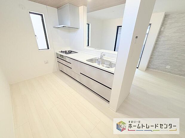 【キッチン】キッチンスペースは家族で作業が出来るよう広めにとりました。みんなで楽しくお料理をすれば、より美味しい食事が創れそうです。そしてお料理好きなお子様が育つかも、もちろん片付けもみんなでできます。