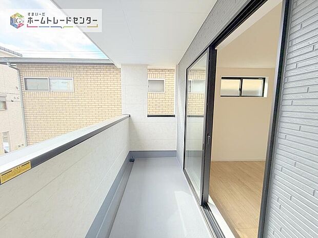 【バルコニー】南面に面したバルコニーはもちろん日当たり良好です。お洗濯物を干していただく際にも楽にできるように奥行きを広くお取りいたしました。明るく、暖かなゆとりあるスペースで快適に家事を行っていただけます。