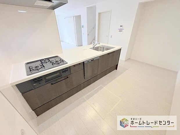 【【キッチン】】食洗機が標準装備でついています。家事は毎日の事、一日一日は少しの負担軽減でも、その少しを1年で考えれば大きな時間になります。自由に使えるお時間を増やしていただき、その分新居でおくつろぎ下さい。