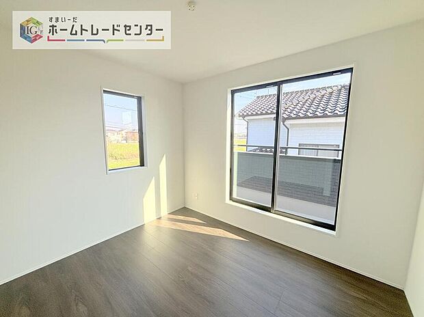 【リビング以外の居室】日当りの良さは写真でも充分に伝わるかと思いますが、開放感のある周囲にめぐまれたおかげで、風通しもとても良くなっております。ぜひ現地を見ていただき体感していただきたいポイントです。