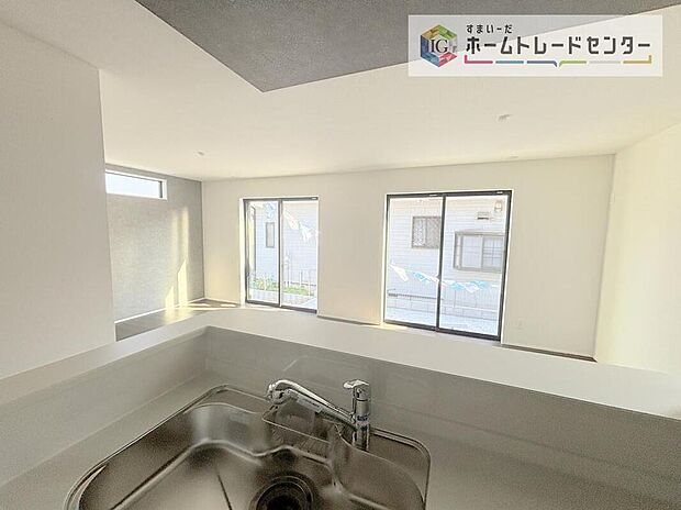 【【システムキッチン】】スライドタイプの収納を採用してますので、奥までしっかりと収納空間を利用できます。取り出しも簡単に♪