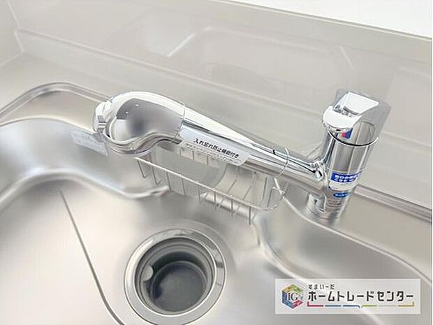 【【浄水器】】浄水カートリッジ内蔵で場所を取らずに見た目もスッキリ。ノズルはシャワーヘッドになっておりお掃除も楽々です。