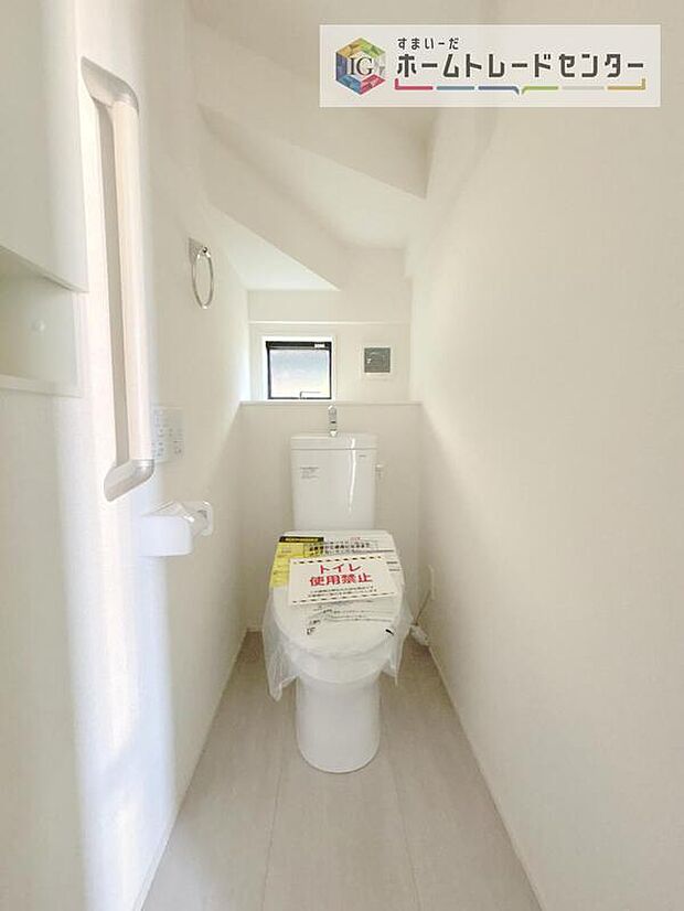 【【トイレ】】暖房機能の付いた便座は冬の寒い日にはあって良かったと本当に思います。もちろん快適で清潔なシャワー機能は標準で備えています。スペースも広くとっているので普段のお掃除もしやすいトイレスペースです。