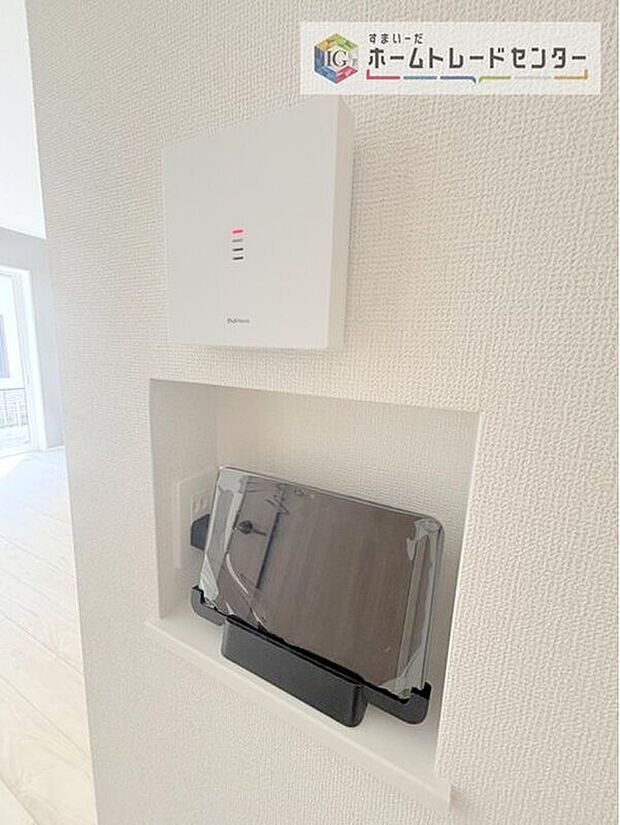 【【TVモニター付きインターホン】】録画機能もあり、どのような人が何時に来訪されたのかが分かります。防犯上はもちろん、お届け物などの把握にも便利です。ライトが付いているので、夜間でも安心です。