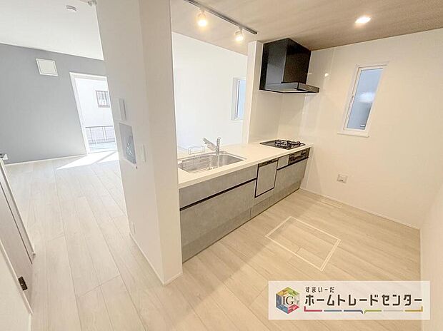 【キッチン】キッチンスペースはご家族みんなで作業ができるスペースを確保しております。みんなで楽しくお料理やお片付けをすれば、家事の時間も家族のコミュニケーションの時間に変わります。