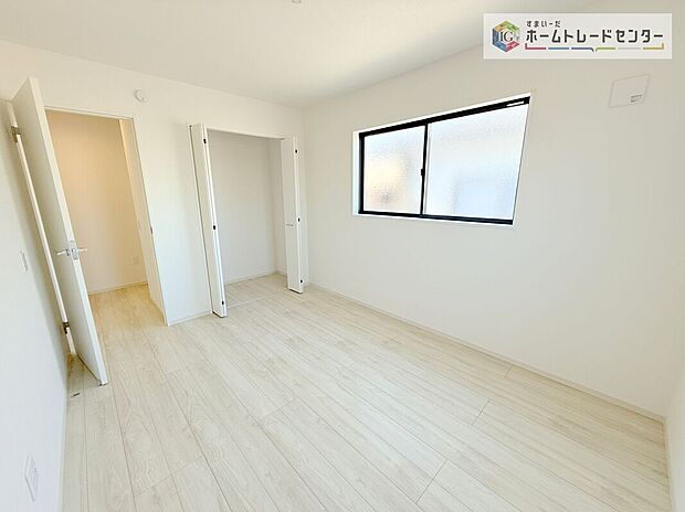 【洋室】各居室に収納を完備しております。収納が豊富な住宅は居室空間がしっかりと使えるので暮らしやすさが断然に上がります。荷物をを気にすることなく家具の配置をお好み通りにできるのも大きな魅力です。
